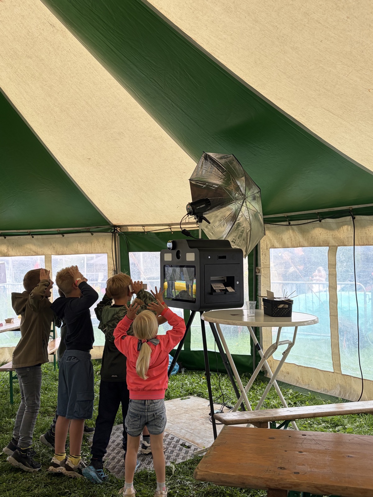 Kinderen gebruiken de photobooth op een evenement